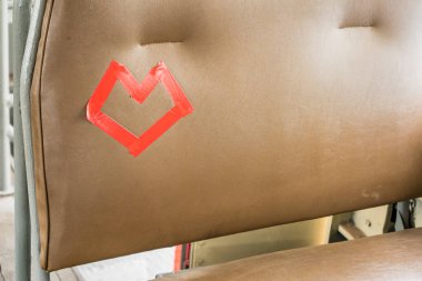 Tayland otobüs koltuklarında kırmızı kalp şeklinde çıkartmalar.