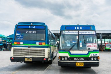 Bangkok, Tayland -Ağustos 04, 2021: Tayland Havalandırmalı otobüsler Bangkok, Tayland 'da bir garajda park edildi.