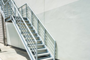 Boş merdivenler. Fabrikadaki yangın çıkışı için çelik merdiven..