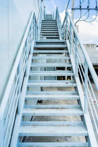 空の階段 工場の火災出口ドア用鋼階段 — ストック写真