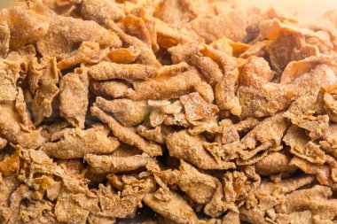 Kızarmış domuz derisi aperatiflerin yakın çekim görüntüsü. Altın kahverengi desenli ve görünür baharatlı.