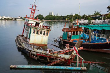 Geleneksel ahşap balıkçı tekneleri sakin bir limanda huzurlu bir sahil gününde ipler ve ağlarla kenetlendiler.