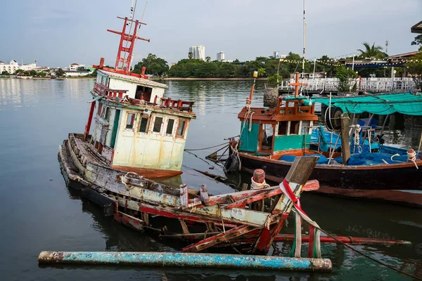Geleneksel ahşap balıkçı tekneleri sakin bir limanda huzurlu bir sahil gününde ipler ve ağlarla kenetlendiler.