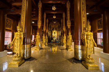 Chiang Mai, Tayland - Ocak, 06, 2026: Büyük bir tapınağın içini gösteren, süslenmiş altın sütunlar ve detaylı dekorasyonlar. Chiang Mai Tayland 'da dinginlik ve ruhani bir yansıma hissi uyandırıyor..