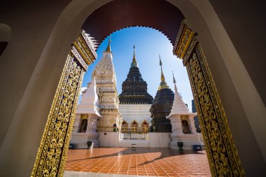 Chiang Mai, Tayland - Ocak, 06, 2026: Wat Ban Den Tapınağı 'nın ihtişamını gözler önüne seren nefes kesici bir sahne, süslü bir kemer yolu tarafından çerçevelenmiş ayrıntılı detaylar ve mimari dehayla gözler önüne seriliyor..