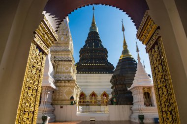 Chiang Mai, Tayland - Ocak, 06, 2026: Wat Ban Den Tapınağı 'nın ihtişamını gözler önüne seren nefes kesici bir sahne, süslü bir kemer yolu tarafından çerçevelenmiş ayrıntılı detaylar ve mimari dehayla gözler önüne seriliyor..
