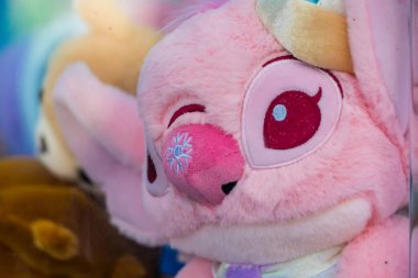 Chiang Mai, Tayland - Ocak, 08, 2026: Plushies Pençe Makina Karnavalı: Bir pençe makinesi içinde dikkat çekmek için canlı bir peluş oyuncak koleksiyonu, şanslı bir kapmak için mücadele eden eğlenceli bir sahne.