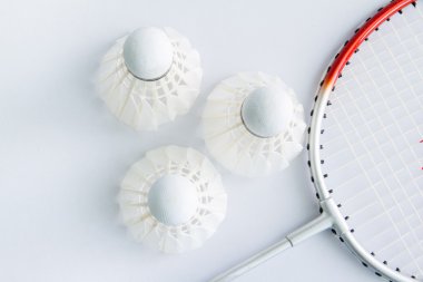Beyaz bir arka plan üzerinde badminton aksesuarları