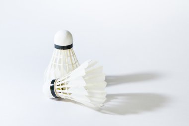 Beyaz bir arka plan üzerinde raketle.