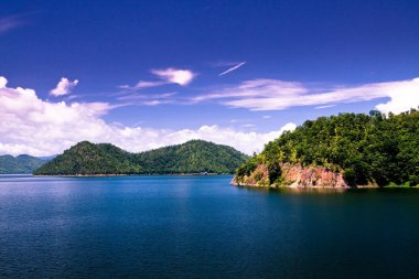 Mavi gökyüzü ile Barajı su seviyesi