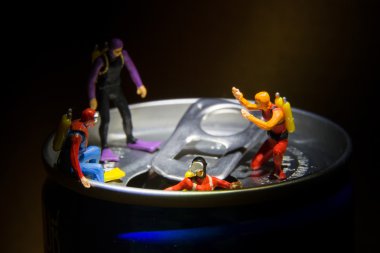 Dalgıçlar meşrubat kutuları keşfetmek