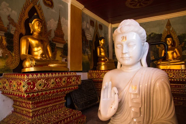 Белый нефритовый Будда в храме . — стоковое фото
