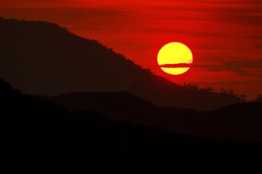 Bir vadide gün batımı