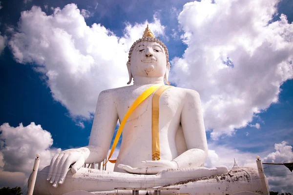 Gran Buda Blanco en el cielo azul — Foto de Stock