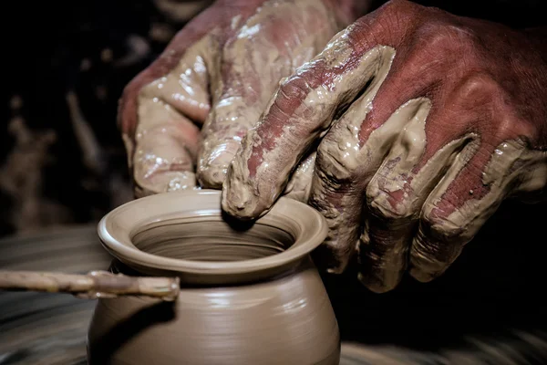 Stampaggio di vasi di argilla a mano in Thailandia — Foto Stock