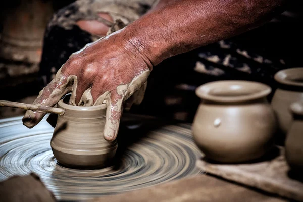 Molding clay pots by hand in thailand — Stock Photo, Image