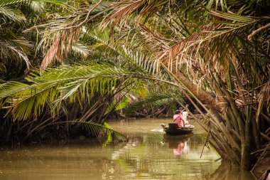 Ağaçlar bir tünel üzerinden kanal üzerinde kürek.