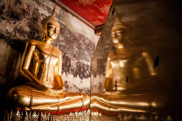 Spiegelungen eines goldenen Buddhas — Stockfoto