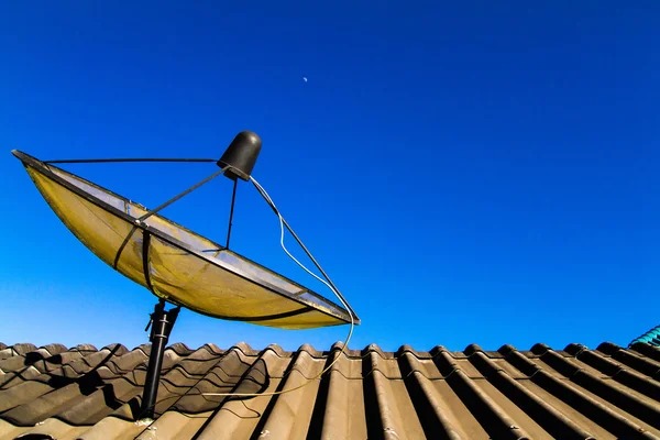 Большая спутниковая тарелка на крыше . — стоковое фото