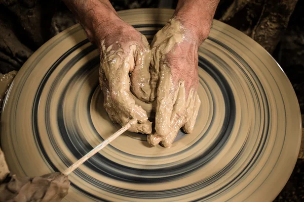 Molding clay potten met de hand — Stockfoto