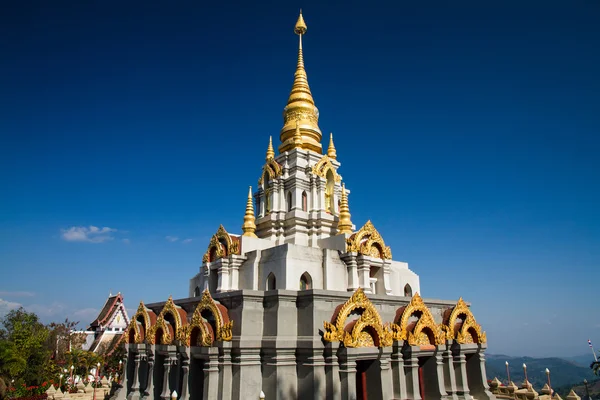 Pagode dourado com céu azul no norte da Tailândia . — Fotografia de Stock