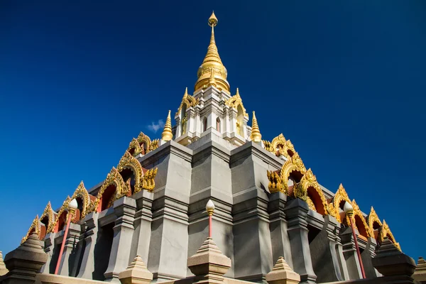 Zlatá pagoda s modrou oblohou v severní Thajsko. — Stock fotografie