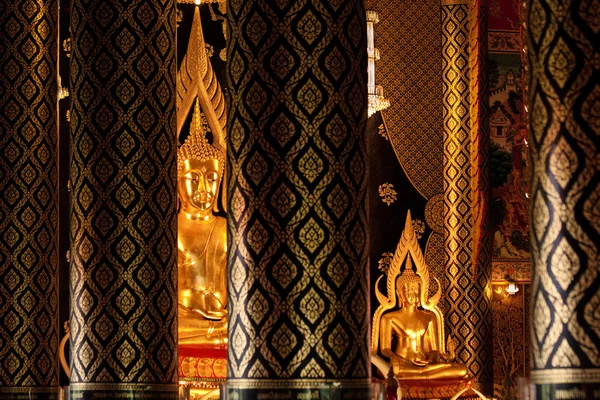 Золотой Будда в храме в Таиланде . — стоковое фото