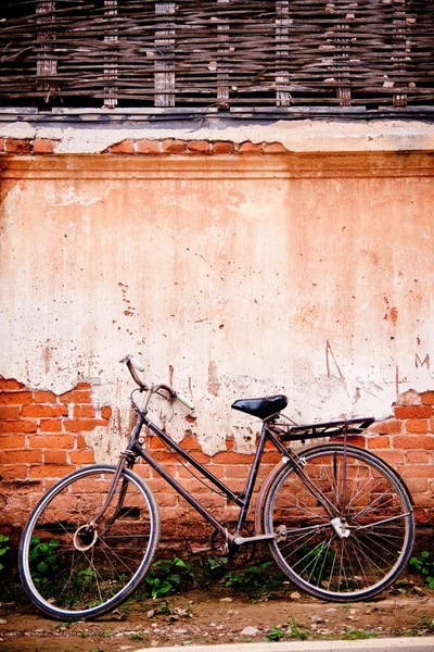 Vieux vélo garé à côté de la vieille maison vintage . — Photo