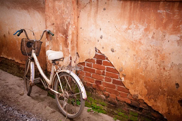 Bicicleta velha estacionada ao lado da antiga casa vintage . — Fotografia de Stock