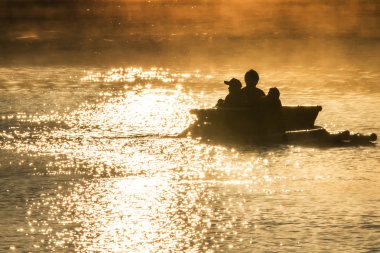 Şafakta bambu rafting nehir