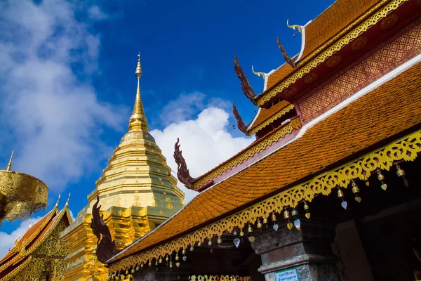 Temple de la pagode dorée en Thaïlande du Nord . — Photo