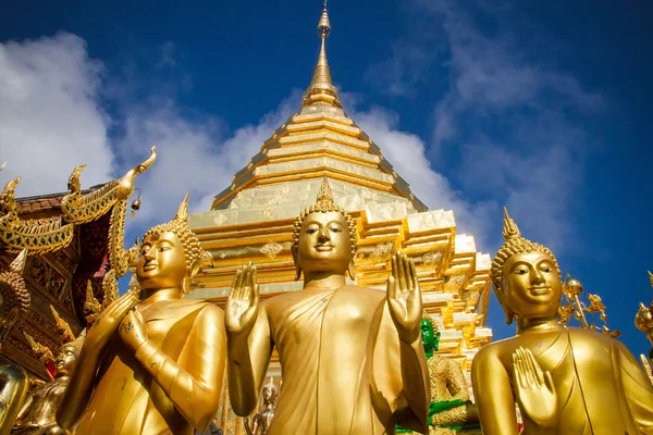 Zlatá Pagoda chrámu v severním Thajsku. — Stock fotografie