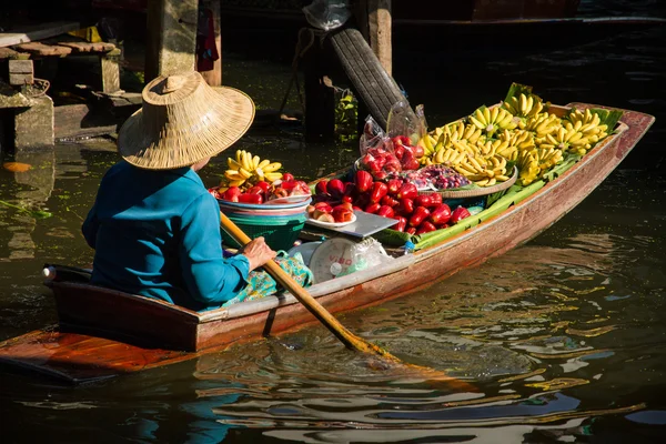 供应商卖水果在运河上划船. — 图库照片