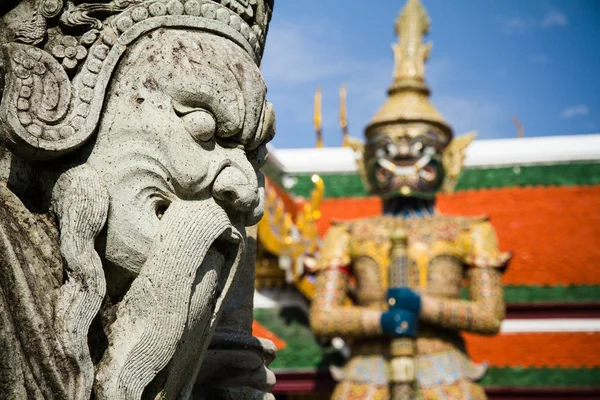 Statue géante dans un thailand de temple — Photo