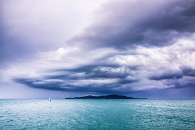 Fırtına önümüzdeki adadır.