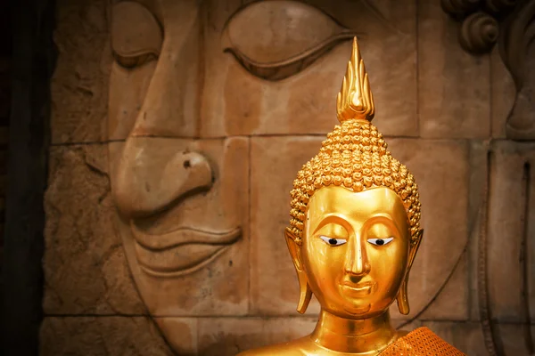 黄金の仏像寺院タイで — ストック写真