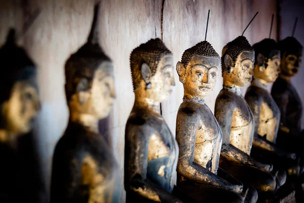 Buddha i et tempel i Thailand. – stockfoto