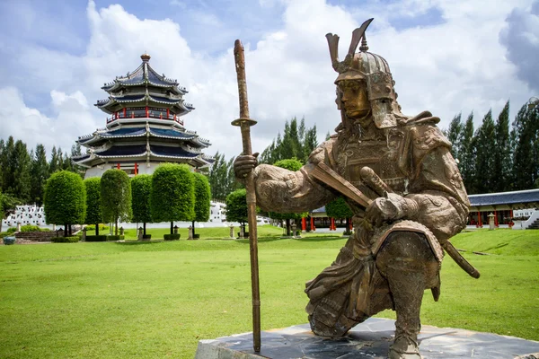 Samurai standbeeld in tuin — Stockfoto