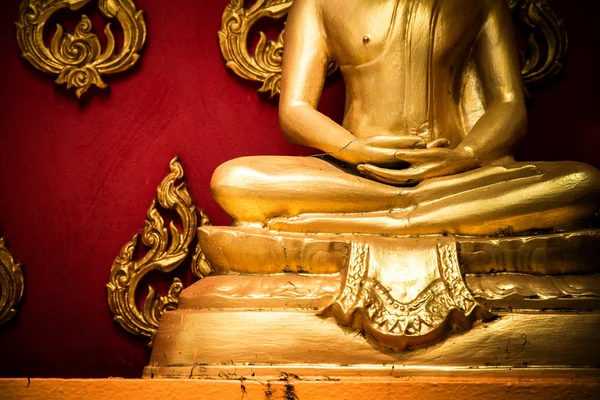 Goldener Buddha sitzt in Meditation — Stockfoto