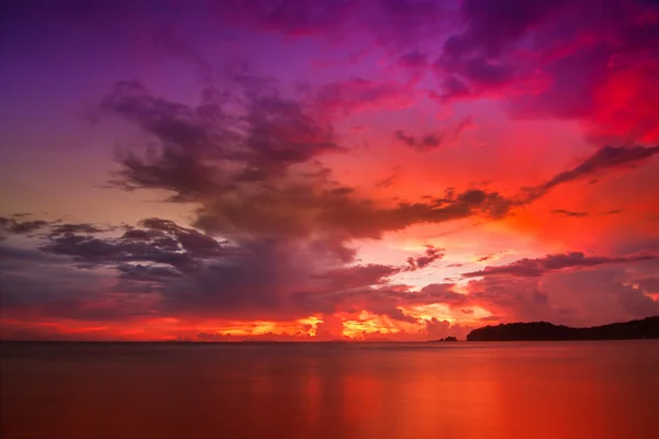Havet och himlen färgglada i kväll island. — Stockfoto