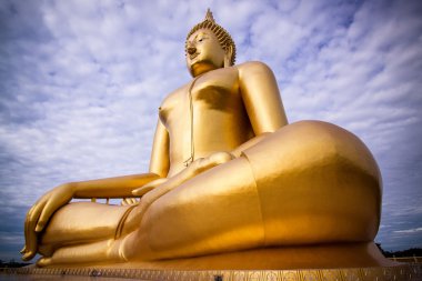 En büyük altın Buda bir zemin olarak mavi gökyüzü ile.