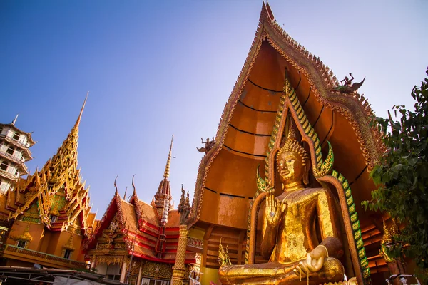 Le plus grand Bouddha doré avec le ciel bleu comme toile de fond . — Photo