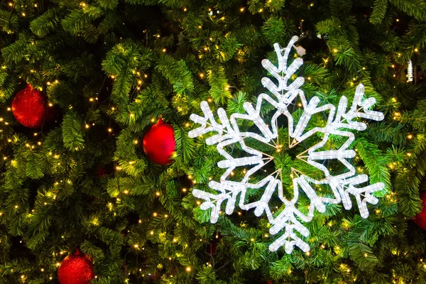 Iluminação floco de neve em uma árvore de Natal . — Fotografia de Stock