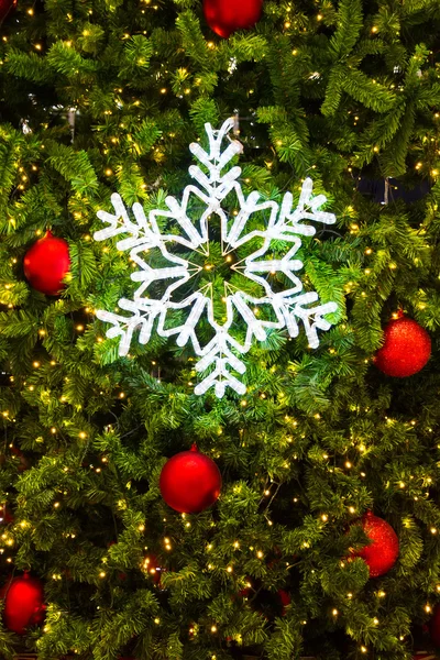 Iluminação floco de neve em uma árvore de Natal . — Fotografia de Stock