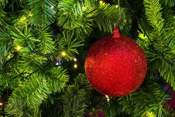 Κόκκινες σπίθες μπάλα σε ένα χριστουγεννιάτικο δέντρο. — Φωτογραφία Αρχείου