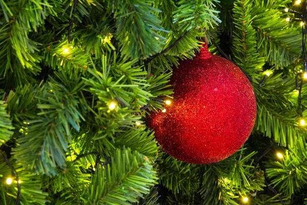 Κόκκινες σπίθες μπάλα σε ένα χριστουγεννιάτικο δέντρο. — Φωτογραφία Αρχείου