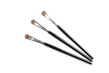 beyaz arkaplanda izole edilmiş makyaj fırçası pudrası kızartıcısı