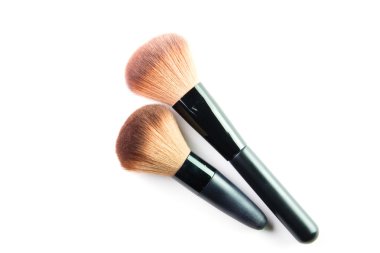 beyaz arkaplanda izole edilmiş makyaj fırçası pudrası kızartıcısı