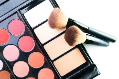 Makyaj fırça ile profesyonel makyaj paleti.