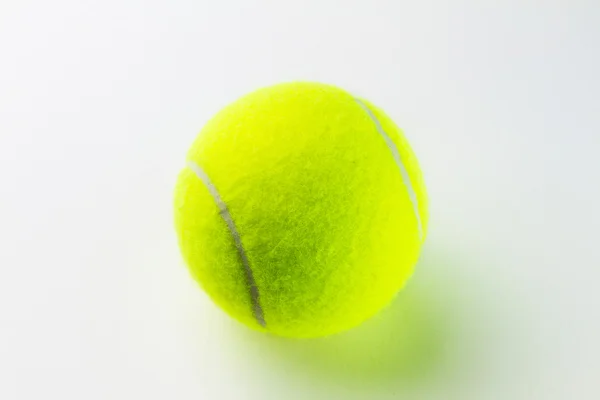 Tennisbal op de witte achtergrond. — Stockfoto